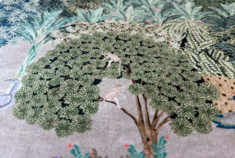 K&ouml;nnte beinhalten: Ein beigefarbener Stoff mit einer gr&uuml;nen, wei&szlig;en und braunen Dschungelszene. Zwei kleine rosa Affen klettern auf einen Baum mit einem braunen Stamm. Die Szene enth&auml;lt einen Pfau mit blauen und gr&uuml;nen Federn.