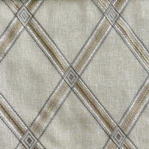 Pu&ograve; includere: Tessuto beige con un motivo a rombi intrecciato con un filo beige pi&ugrave; scuro.