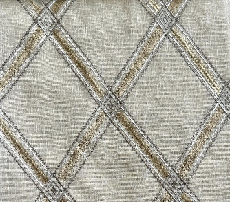 Pu&ograve; includere: Tessuto beige con un motivo a rombi intrecciato con un filo beige pi&ugrave; scuro.
