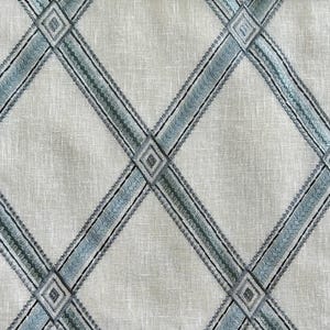 K&ouml;nnte beinhalten: Ein wei&szlig;er Stoff mit einem blau-gr&uuml;nen Kreuzmuster. Das Muster besteht aus kleinen Quadraten und Rauten.