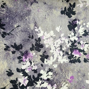 Pu&ograve; includere: Primo piano di un tessuto con un motivo floreale. Il tessuto &egrave; di colore grigio chiaro con una texture sottile. I fiori sono neri, bianchi e viola.