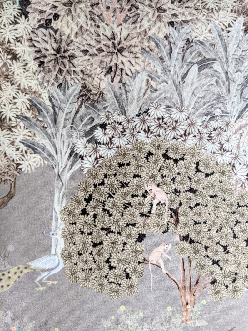 Puede incluir: Una tela estampada en gris y marr&oacute;n con un dise&ntilde;o de pavo real, monos y &aacute;rboles. La tela tiene un aspecto vintage y es perfecta para tapicer&iacute;a o proyectos de manualidades.