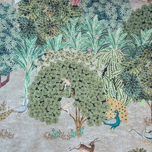 K&ouml;nnte beinhalten: Ein beigefarbener Stoff mit einer farbenfrohen Illustration einer Dschungelszene. Die Illustration zeigt Pfauen, Affen und Hirsche in einem &uuml;ppigen gr&uuml;nen Wald mit rosa Bl&uuml;ten.