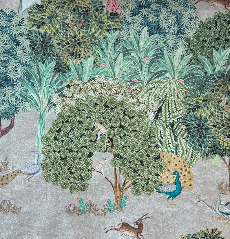 K&ouml;nnte beinhalten: Ein beigefarbener Stoff mit einer farbenfrohen Illustration einer Dschungelszene. Die Illustration zeigt Pfauen, Affen und Hirsche in einem &uuml;ppigen gr&uuml;nen Wald mit rosa Bl&uuml;ten.