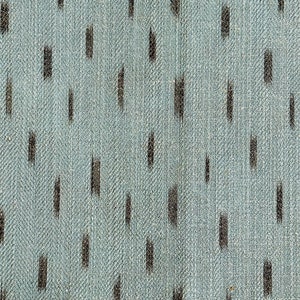 Puede incluir: Primer plano de una tela azul claro con un patr&oacute;n sutil y repetitivo de l&iacute;neas verticales gris oscuro.