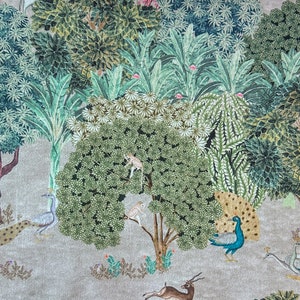 K&ouml;nnte beinhalten: Eine fantasievolle Illustration einer Waldszene mit einem Pfau, einem Reh, Affen und V&ouml;geln. Der Hintergrund ist hellbeige mit gr&uuml;nem und blauem Laub.