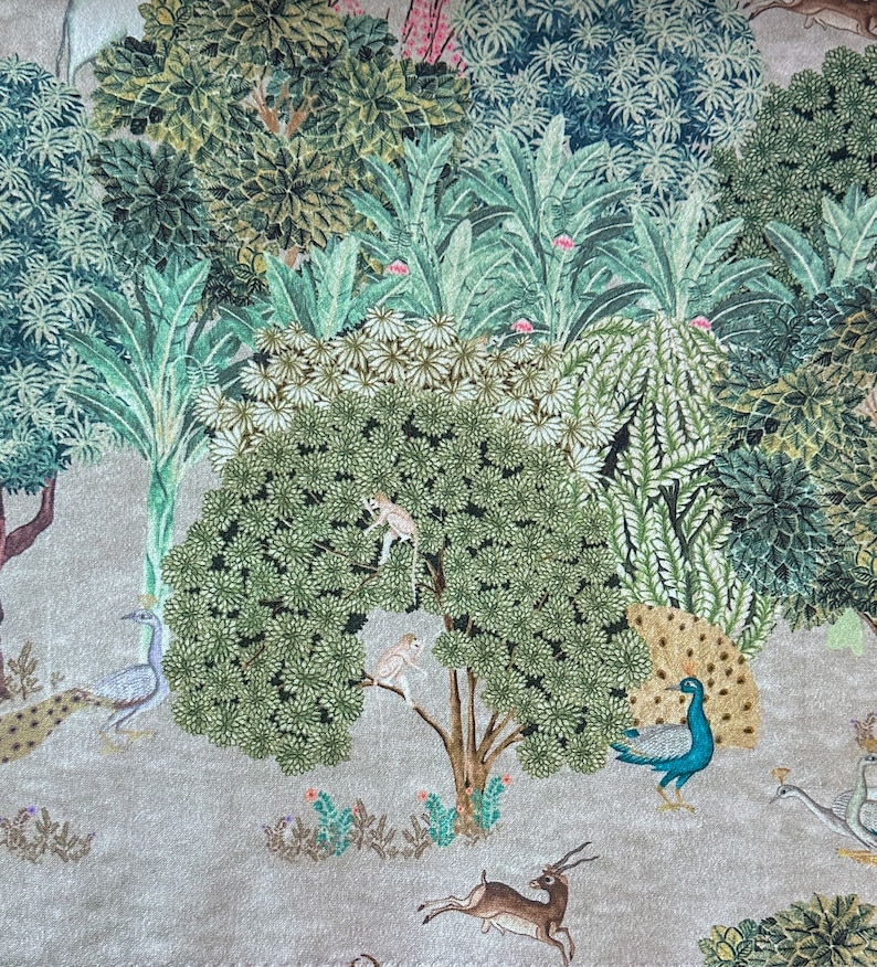 K&ouml;nnte beinhalten: Eine fantasievolle Illustration einer Waldszene mit einem Pfau, einem Reh, Affen und V&ouml;geln. Der Hintergrund ist hellbeige mit gr&uuml;nem und blauem Laub.