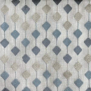 Puede incluir: Primer plano de una tela con un patr&oacute;n repetido de formas de diamante en tonos azules y beige. La tela tiene una textura de lino sutil.