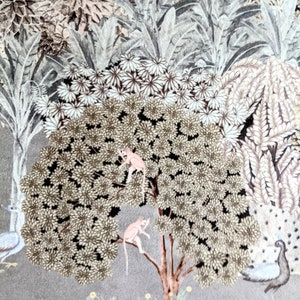 Puede incluir: Una tela con estampado gris y marr&oacute;n con monos rosas y p&aacute;jaros en un &aacute;rbol. El fondo es gris claro con un patr&oacute;n floral.