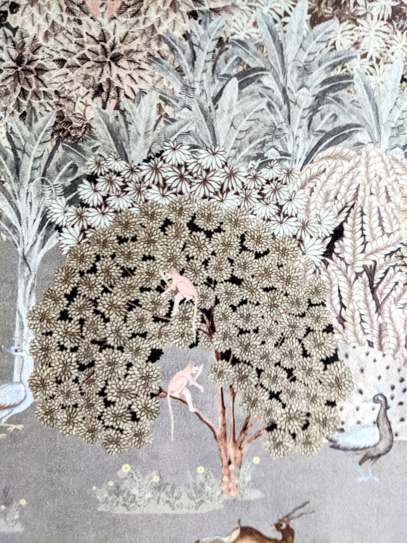 Puede incluir: Una tela con estampado gris y marr&oacute;n con monos rosas y p&aacute;jaros en un &aacute;rbol. El fondo es gris claro con un patr&oacute;n floral.