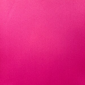 Puede incluir: Una tela s&oacute;lida de color rosa brillante con una superficie lisa y ligeramente texturizada.