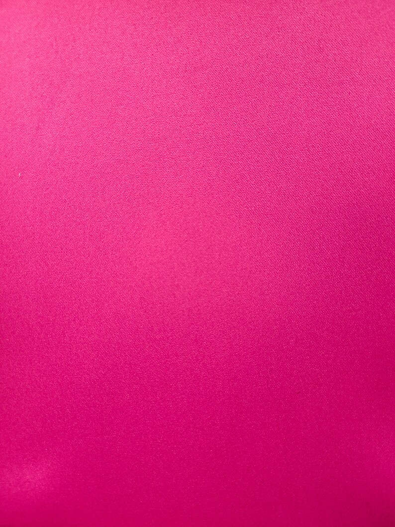 Puede incluir: Una tela s&oacute;lida de color rosa brillante con una superficie lisa y ligeramente texturizada.