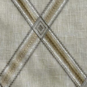 Pu&ograve; includere: Tessuto di lino beige con un motivo a croce di bordatura ricamata marrone e bianca.