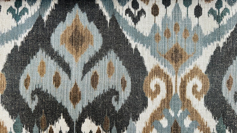 Puede incluir: Primer plano de una tela con un patr&oacute;n ikat azul, marr&oacute;n y blanco.