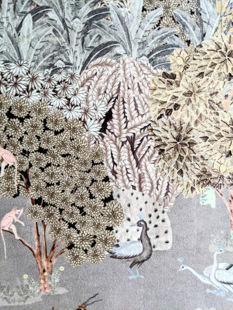 Puede incluir: Una tela gris con un dise&ntilde;o impreso de una escena de la selva. El dise&ntilde;o presenta pavos reales, monos y varios &aacute;rboles y plantas.