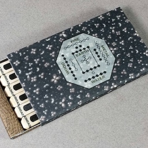 Bâtons hexagrammes Yao du Yi King pour consultations : boîte en soie bleue avec motif Ho T'u