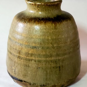 Ikebana Vase aus Steingut mit hellgrüner Glasur