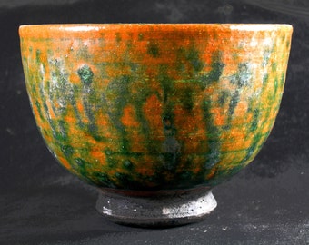 Matcha verde en un tazón rojo de Raku