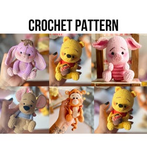 Peut inclure: Patron de crochet présentant six personnages amigurumi faits à la main. Les personnages comprennent un âne rose et violet, un ours jaune avec une écharpe rouge, un cochon rose, une souris beige, un tigre orange et un ours jaune avec un panier. Le texte "CROCHET PATTERN" est en haut.