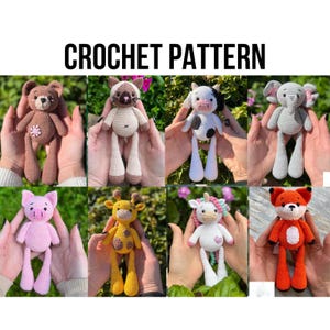 Könnte beinhalten: Eine Sammlung von Häkelanleitungen für Tiere, darunter ein Bär, eine Katze, eine Kuh, ein Elefant, ein Schwein, eine Giraffe, ein Einhorn und ein Fuchs. Jedes Stofftier hat lange Beine und wird in Händen gehalten. Der Text "CROCHET PATTERN" ist oben zu sehen.