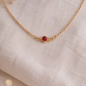 Può includere: Un'insegna in legno rustico con la scritta "Welcome to our home" in lettere bianche. L'insegna presenta una finitura invecchiata e un design semplice e invitante, perfetta per un portico o un ingresso.