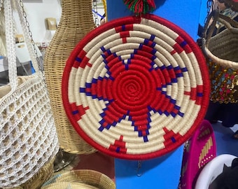 Panier marocain vintage bohème, décoration artisanale en fibres naturelles