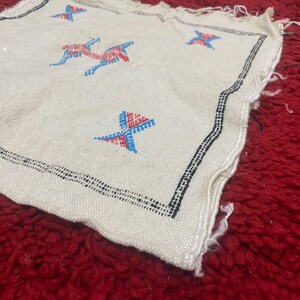Coussin marocain、tissé à l'origine au Maroc、utilisé comme décoration de chambre。 C'est l'un des trésors du patrimoine 素晴らしいです。