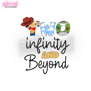 Puede incluir: Un diseño gráfico blanco con la frase "Two infinity and Beyond" en una fuente lúdica. La palabra "Two" está estilizada con un vaquero y una placa de sheriff. La palabra "infinity" está en una fuente de escritura, y la palabra "Beyond" está en una fuente de escritura en negrita.