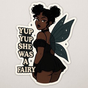 Sticker fée noire gothique – « Yup Yup She Was a Fairy » Sticker vinyle sinueux Alt Fairycore, autocollant esthétique sombre pour ordinateur portable, magie fille noire