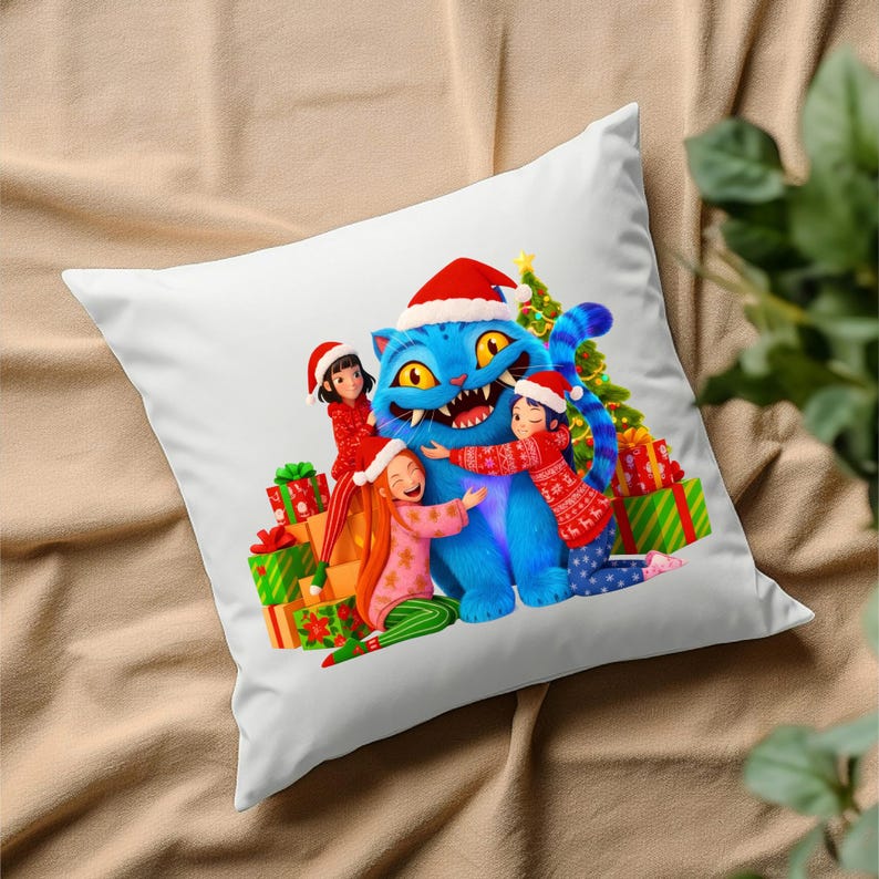 K&ouml;nnte beinhalten: Wei&szlig;es quadratisches Kissen mit einer blauen Cartoon-Katze mit Weihnachtsm&uuml;tze, umgeben von Kindern und Geschenkpaketen. Die Katze wird von zwei Kindern umarmt, die Weihnachtspullover tragen. Ein Weihnachtsbaum ist im Hintergrund.