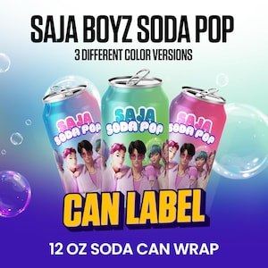 Op de afbeelding: Drie frisdrankblikjes met de tekst "SAJA BOYZ SODA POP" en "CAN LABEL". De blikjes zijn blauw, groen en roze, elk met een groep mensen. De tekst onderaan luidt "12 OZ SODA CAN WRAP".