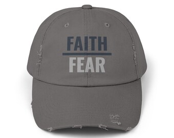 Puede incluir: Gorra de béisbol gris desgastada con las palabras "FAITH" sobre "FEAR" en letras azul oscuro y gris claro. La gorra tiene una visera curva y un aspecto vintage desgastado.