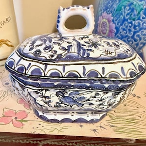Plat à couvercle bleu et blanc peint à la main Berardos Portugal vintage