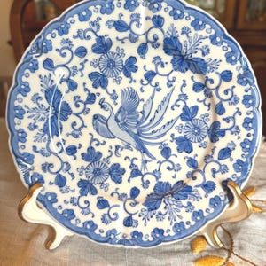 Antiker japanischer Seto-Design-Teller in Blau-Weiß mit ausgebogten Kanten
