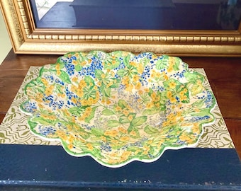 Vintage geschulpte kom met bloemen wedgwood
