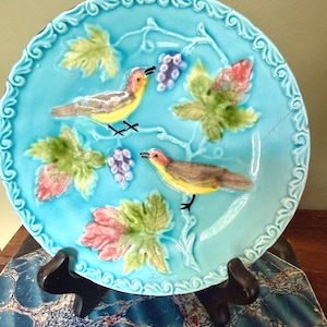 Vintage majolica bord met turquoise vogel en druiven