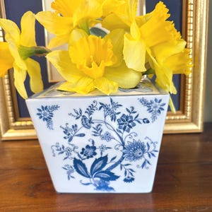 Vintage Andrea by Sadek Blue White Chinoiserie Square Flower Frog Vase Cachepot