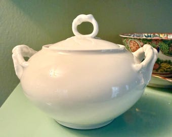 Antyczna cukierniczka Limoges z białej porcelany