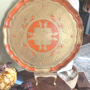 17 &quot;&quot;Orange und Gold ausgebogtes rundes Florentiner Tablett.&quot;