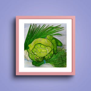 以下が含まれることがあります： 新鮮な野菜の水彩画の額入り絵画。このアートワークは、緑色のキャベツ、キュウリ、ネギ、ディルを特徴としています。絵画は紫色の背景に対してピンク色のフレームに入っています。