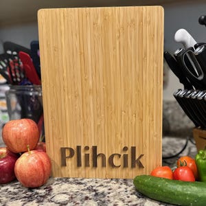 Personalized Bamboo Cutting Board with Custom Name Engraving – Elegant Family Kitchen Decor or Gift