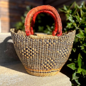 Handgefertigter Mini Black & Natural Woven Einkaufskorb | Ghana Bolga Markttasche mit Ledergriffen | Umweltfreundliche Flügel U-Form-Tasche | Handtasche