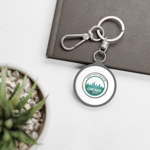 Llavero personalizado para eventos, llavero personalizado para amigos, llavero urbano elegante, regalo para aficionados a las carreras, llavero urbano con estilo y memorable.