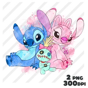 以下が含まれることがあります： 水彩画風のデジタルイラストで、青いエイリアンのキャラクターとピンクのエイリアンのキャラクターが並んで座っており、その前にピンクのリボンと縫い付けられた口を持つ小さな水色の人形が配置されている様子が描かれています。
