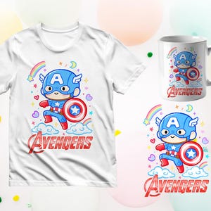 Może przedstawiać: Biała koszulka i kubek z kresk&oacute;wkowym wzorem Kapitana Ameryki. Projekt zawiera niebieski hełm, tarczę i słowo "Avengers" w kolorze czerwonym. Tęcza i chmury są r&oacute;wnież częścią projektu.