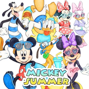 Pode incluir: Uma ilustração colorida com as personagens da Disney Pateta, Pato Donald, Mickey Mouse, Pluto, Minnie Mouse e Margarida em trajes de verão. As personagens usam óculos de sol e equipamento de natação, com o texto MICKEY SUMMER na parte inferior.