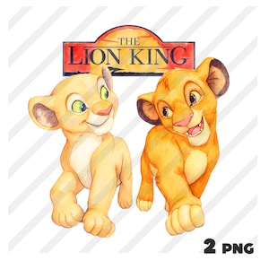Pode incluir: Uma ilustração digital apresentando dois filhotes de leão, um bege claro e outro laranja dourado, posicionados sob uma faixa vermelha e laranja com o texto THE LION KING. Os filhotes têm olhos grandes e um estilo de pintura em aquarela.