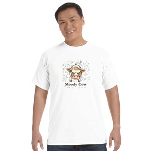 不機嫌な牛のTシャツ - 面白い漫画デザイン、パステルグリーン、動物愛好家のための軽いユーモアTシャツ