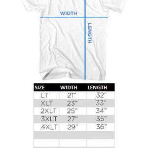K&ouml;nnte beinhalten: Ein Diagramm eines wei&szlig;en T-Shirts mit kurzen &Auml;rmeln, beschriftet mit ADULT S/S TALL T-SHIRT SIZING, mit blauen Linien f&uuml;r Breite und L&auml;nge. Eine Tabelle listet die Gr&ouml;&szlig;en LT bis 4XLT mit Ma&szlig;en in Zoll auf. Hinweis auf 1 Zoll Toleranz.