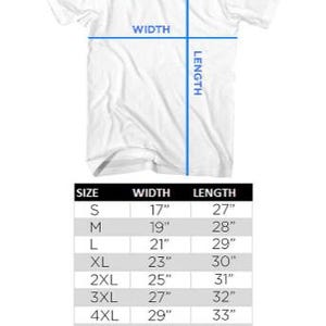 K&ouml;nnte beinhalten: Wei&szlig;es T-Shirt mit Gr&ouml;&szlig;entabelle. Die Tabelle zeigt Ma&szlig;e f&uuml;r die Gr&ouml;&szlig;en S bis 6XL, mit Breiten von 43 cm bis 84 cm und L&auml;ngen von 69 cm bis 89 cm. Der Text "ADULT S/S T-SHIRT SIZING" steht oben und "AMERICAN CLASSICS" unten.